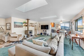 Televisión, chimenea y reproductor de DVD 