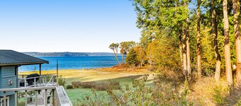 Hood Canal close to the beach with wraparound deck, pool table & fireplace