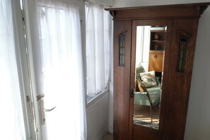 Interior - Lovely 1 bedroom apartment with free parking (London)