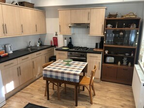 冷蔵庫、電子レンジ、オーブン、コンロ