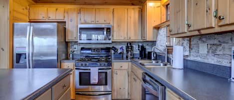 Een koelkast, een magnetron, een oven, een kookplaat