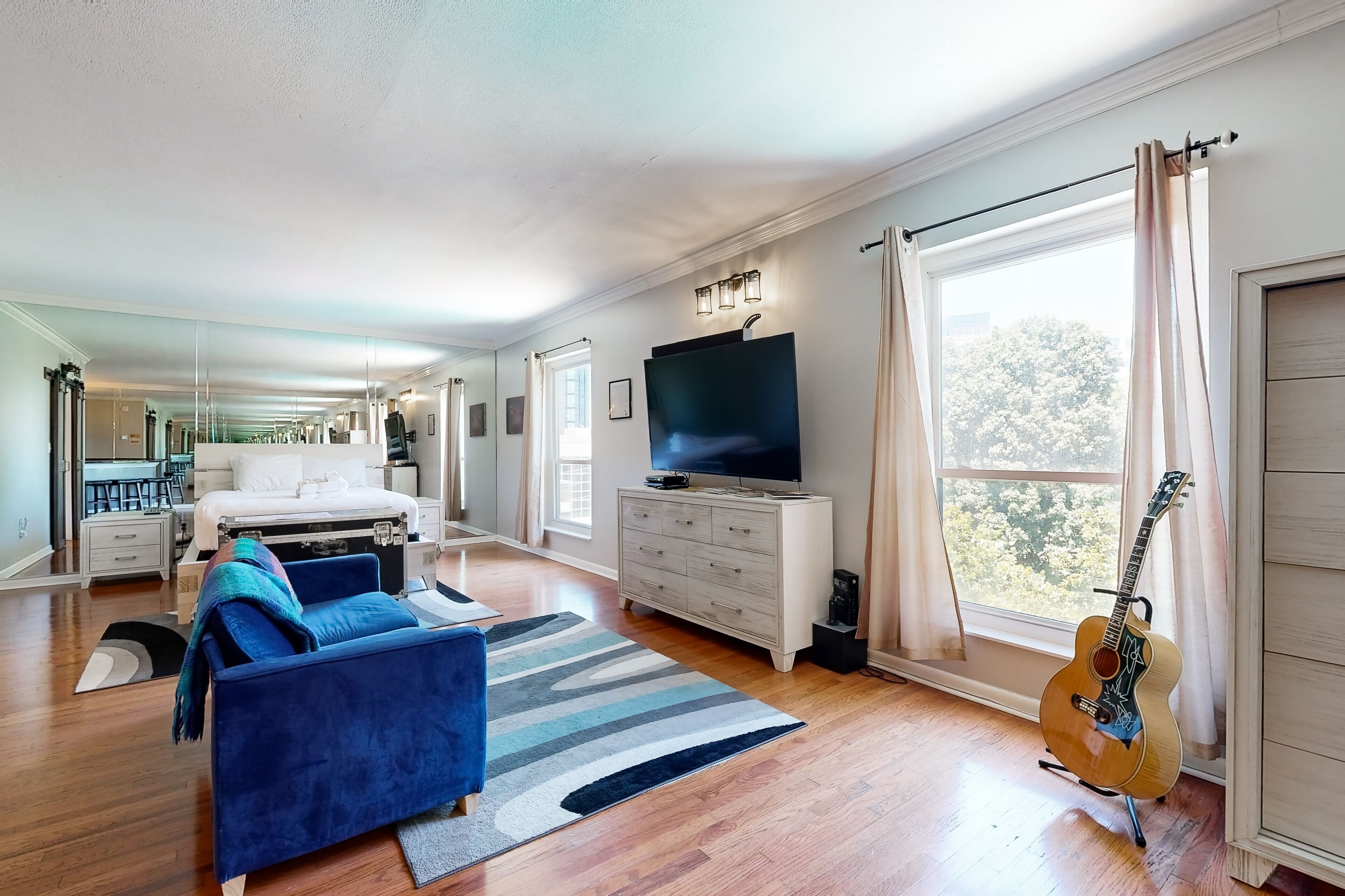 Spectacular studio with washer/dryer, central AC, pool, and kitchen