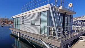 A modern dock with a metal railing and a lifebuoy. - Hausboot in Boltenhagen (Boltenhagen)