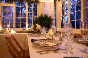 Couples dining - 16 Elm Heritage Hotel (Trumansburg)