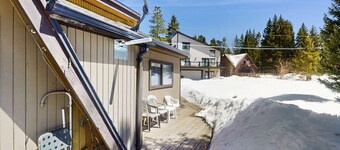 Cozy mountain-view house with full kitchen, dog-friendly & convenient location