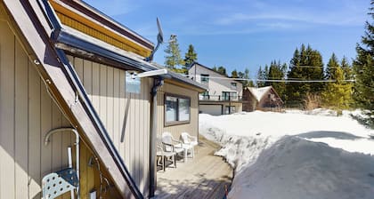 Cozy mountain-view house with full kitchen, dog-friendly & convenient location