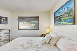 2 bedrooms, internet, bed sheets