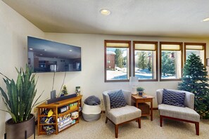 TV - Cozy mountain-view house with full kitchen, dog-friendly & convenient location (Winter Park)