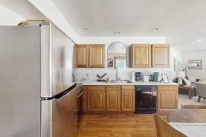 Fridge, microwave, oven, stovetop - Cozy mountain-view house with full kitchen, dog-friendly & convenient location (Winter Park)