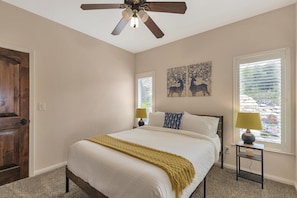 4 chambres, fer et planche à repasser, lit de bébé portatif