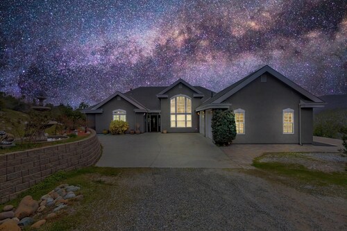 Ahwahnee Hilltop Getaway - large modern home with amazing views