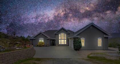 Ahwahnee Hilltop Getaway - large modern home with amazing views