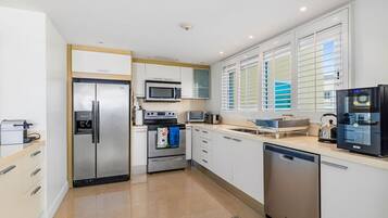 Een koelkast, een magnetron, een oven, een kookplaat