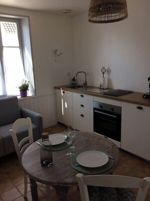 Refrigerador, microondas, horno, placa de cocina