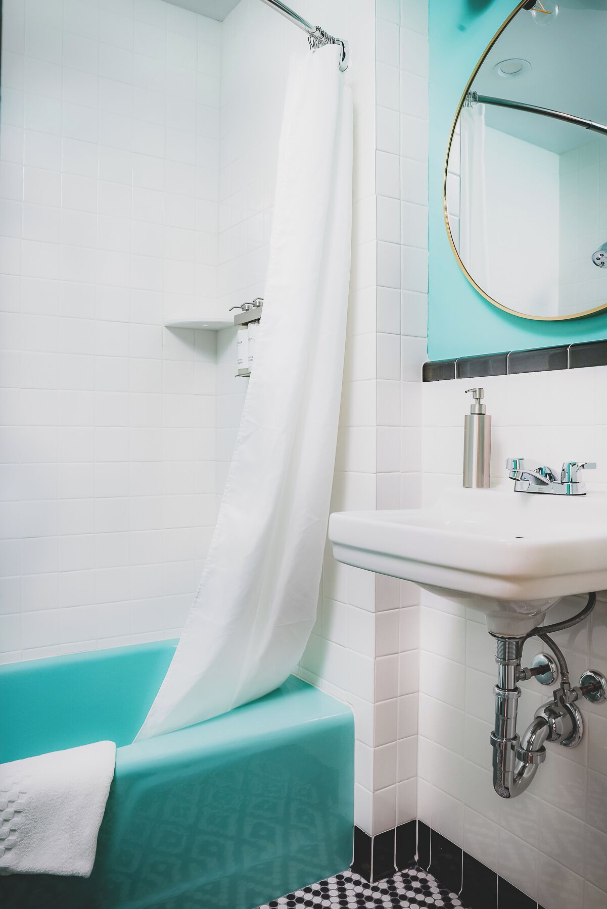 Junior Room | Bathroom | Shower, hair dryer, towels, soap