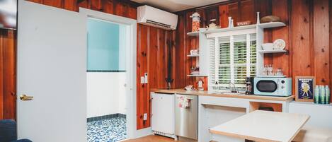 Kamar Junior | Seprai premium, busa memori, dan didekorasi berbeda-beda