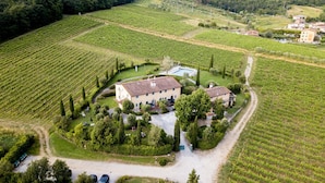 A vineyard estate with terraced fields, a central building with a tiled roof, and a swimming pool. - 3 Bedrooms Farmhouse with Shared Pool in the Fattoria Sardi Wine Resort in Lucca (Monte San quirico)