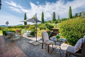 Outdoor dining - One Bedroom Farmhouse Apartment with shared Pool in Fattoria Sardi Wine Resort in Lucca (Monte San quirico)