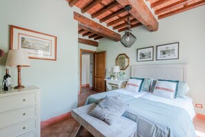 2 bedrooms, iron/ironing board, bed sheets