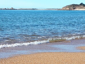 Ubicación cercana a la playa y submarinismo