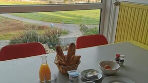 Una mesa de desayuno con vistas a un paisaje rural.