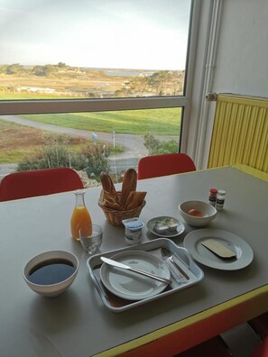 Café da manhã com buffet todos os dias (EUR 11 por pessoa) 