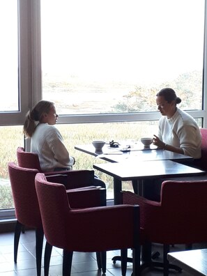 Se sirven desayunos y cenas (con vistas al mar) 