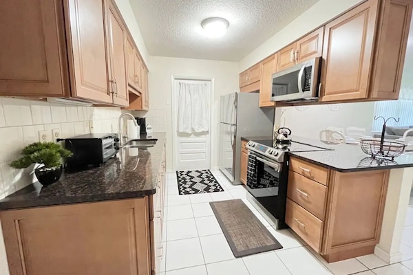 Frigorifero, microonde, forno, piano cottura