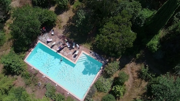 La piscine au sel: 90 M2 d'eau et la terrasse! On ne se gĂȘne pas