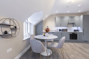Apartment | Dining room - Elliot Oliver - Stylish Loft Style 2 Bedroom Apartment With Parking (Gloucester)