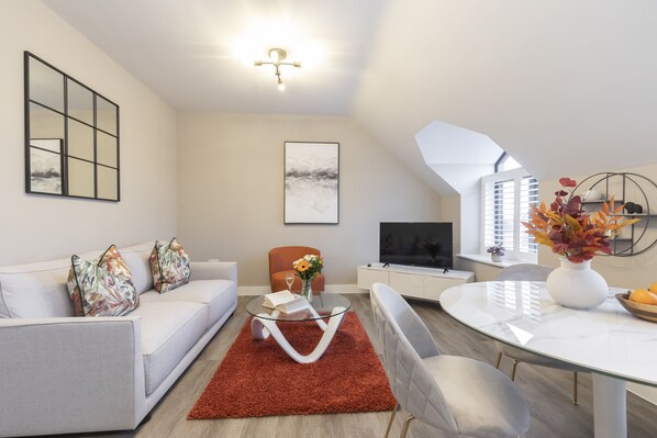 Apartment | Living area | 43-inch Smart TV with digital channels, TV, Netflix - Elliot Oliver - Stylish Loft Style 2 Bedroom Apartment With Parking (Gloucester)