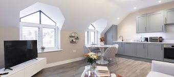 Elliot Oliver - Stylish Loft Style 2 Bedroom Apartment With Parking