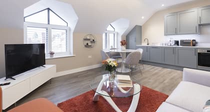 Elliot Oliver - Stylish Loft Style 2 Bedroom Apartment With Parking