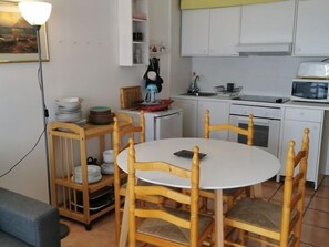 Fridge, microwave, coffee/tea maker, cookware/dishes/utensils - Apartamento en zona privilegiada con encanto AV 43 (Roses)