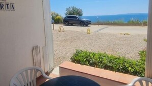 Vista desde una habitación con ventana a un estacionamiento y una masa de agua.