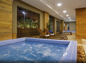 Una piscina techada, una piscina al aire libre