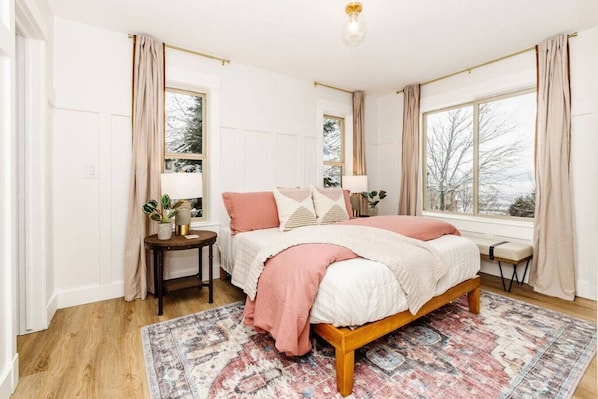 8 Schlafzimmer, Schreibtisch, Bügeleisen/Bügelbrett, Reisekinderbett