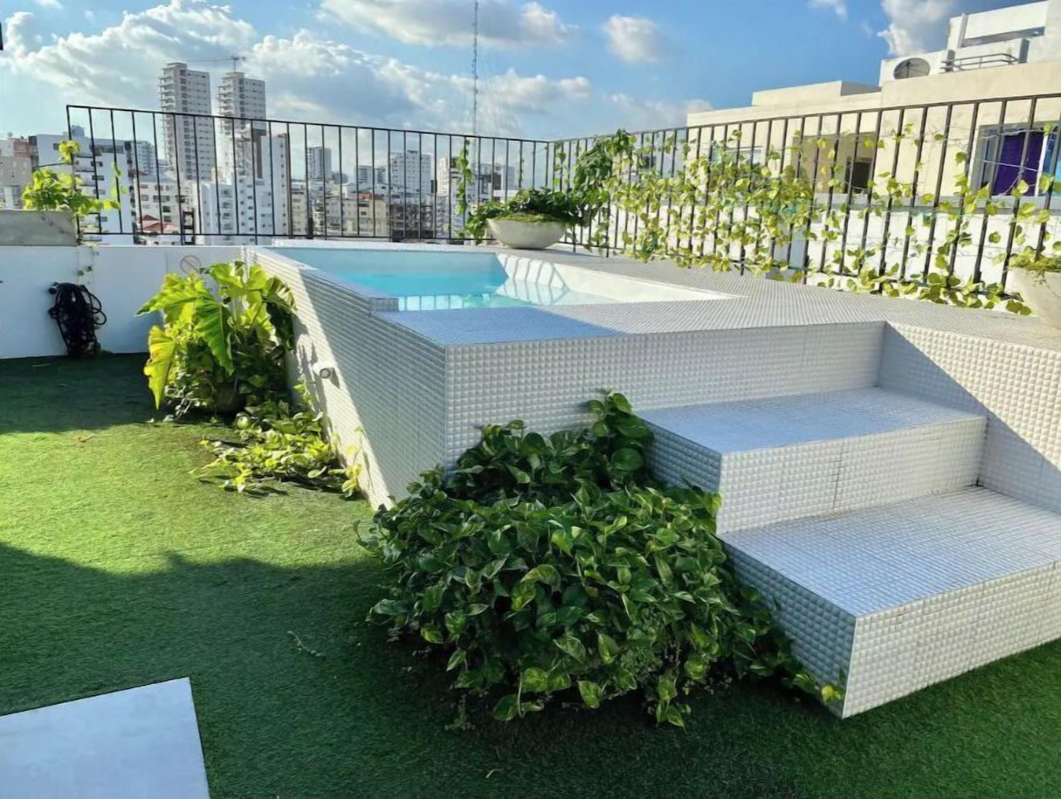 Una piscina al aire libre