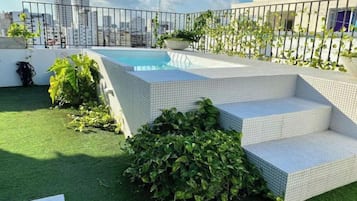 Una piscina al aire libre