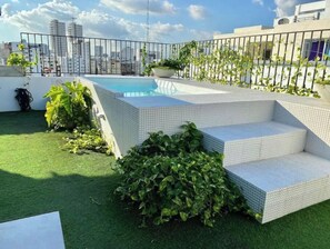 Una piscina al aire libre