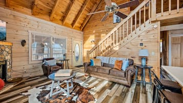 Een smart-tv, een open haard en videogames