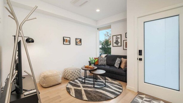 Smart TV, computer monitors - Perch - Sand Point Haven: Spacious 3BR w Parking|UW & Children's hospital (Seattle)