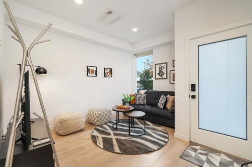 Perch - Sand Point Haven: Spacious 3BR w Parking|UW & Children's hospital