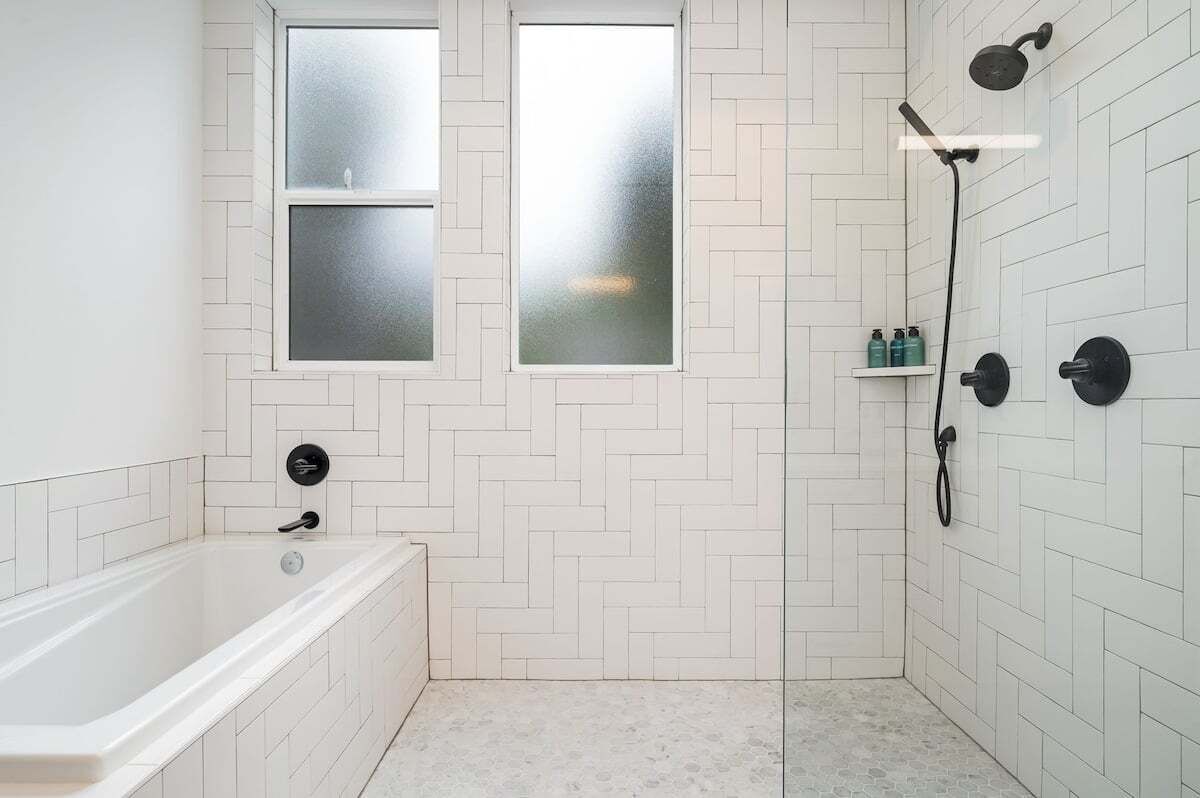 Bañera, secador de pelo y toallas