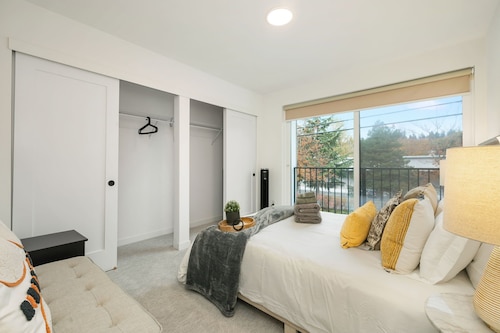 Perch - Sand Point Haven: Spacious 3BR w Parking|UW & Children's hospital