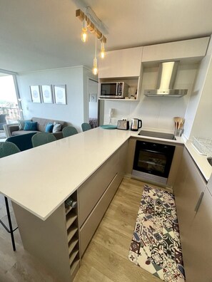 Jääkaappi, mikroaaltouuni, uuni, vedenkeitin