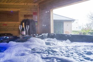 Outdoor spa tub - Unwind in Nature's Embrace with Sauna and Hot Tub - WOODLANDS (Luccombe)