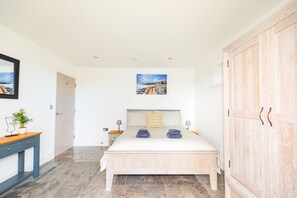 3 bedrooms, iron/ironing board, travel crib, free WiFi - Unwind in Nature's Embrace with Sauna and Hot Tub - WOODLANDS (Luccombe)
