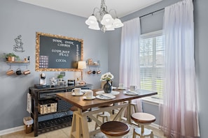 Dining - Beautifully decorated residential home just 3 miles to Ft. Rucker Army Base (Enterprise)