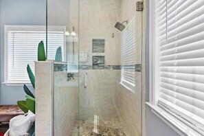 Combined shower/tub, hair dryer, towels, soap - Beautifully decorated residential home just 3 miles to Ft. Rucker Army Base (Enterprise)